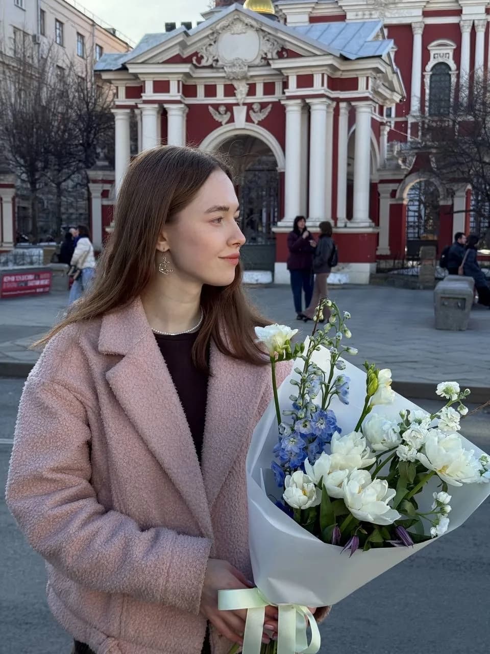 Авторский букет с тюльпанами и дельфиниумом