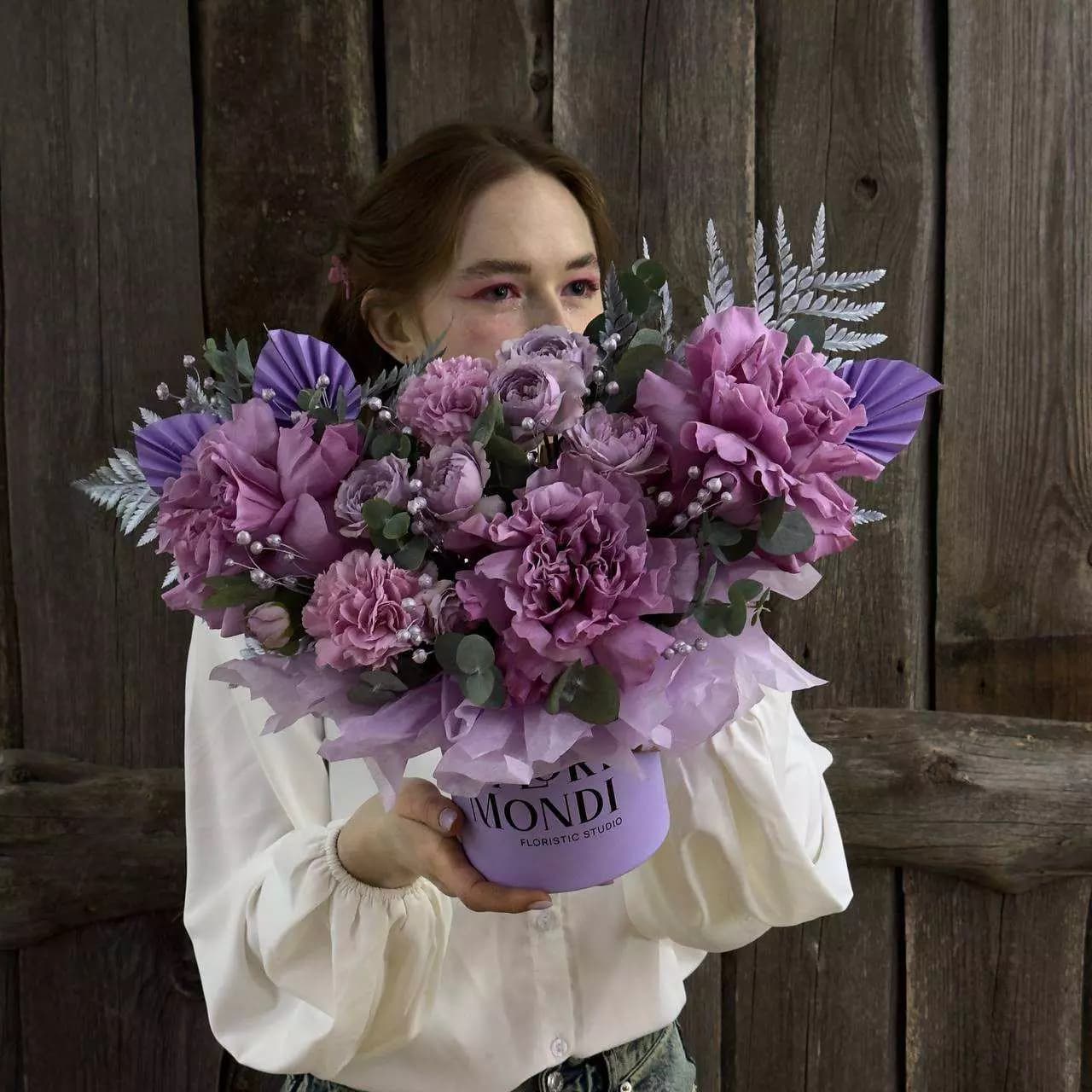 Шляпная коробочка с лавандовыми французскими розами