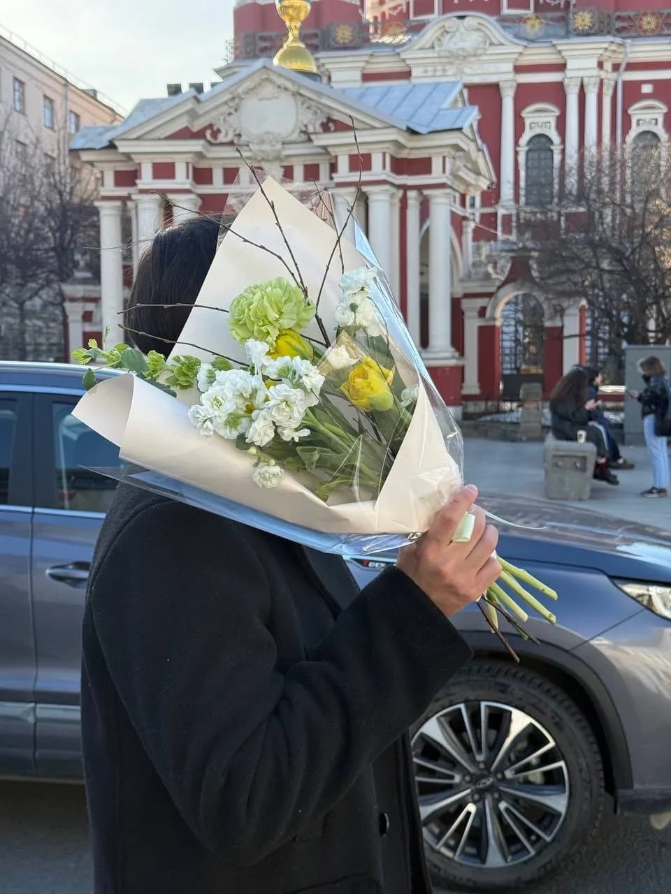 Весенний букет-комплимент с тюльпанами и маттиолой