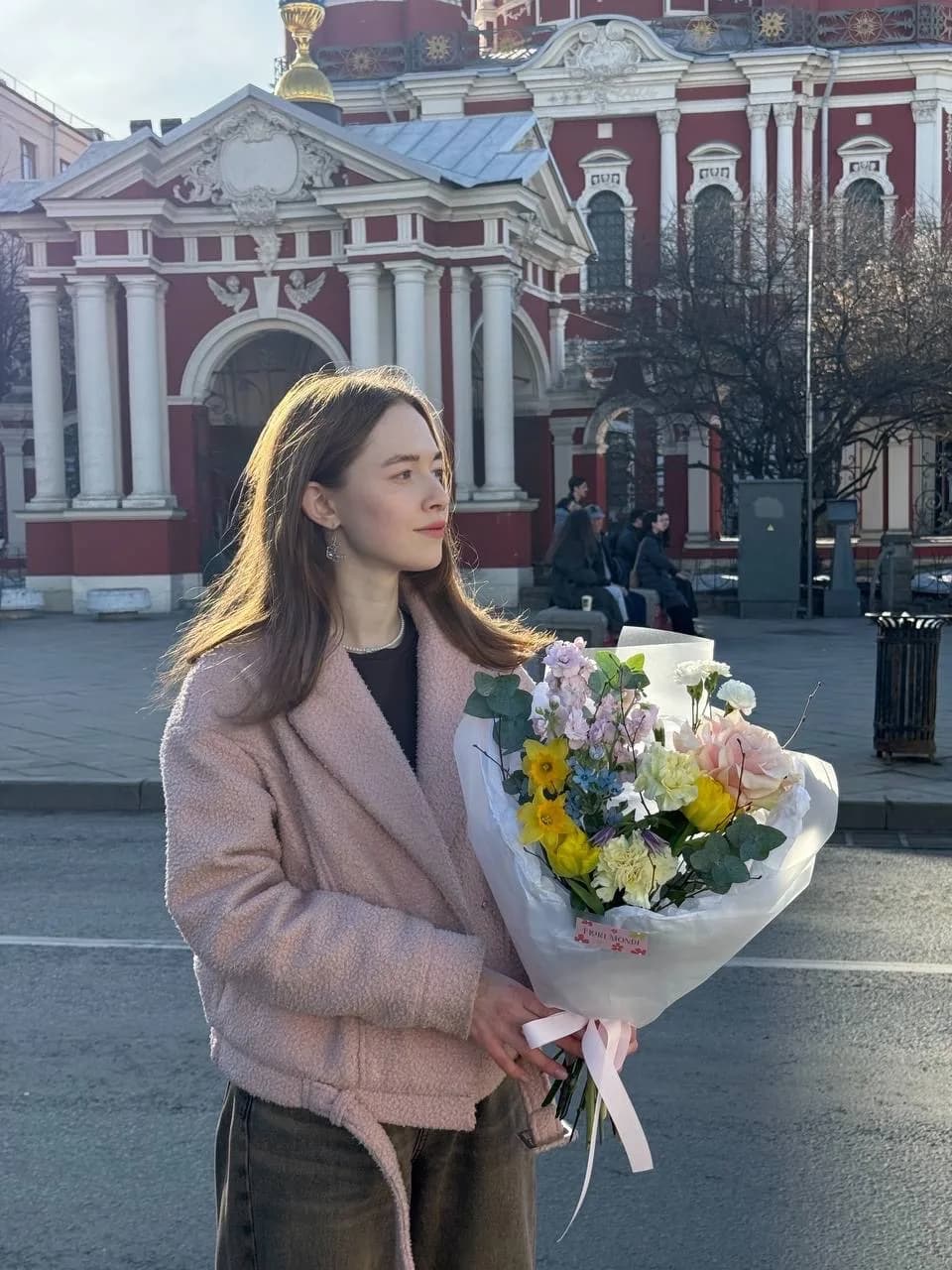 Авторский букет с французской розой и нарциссами