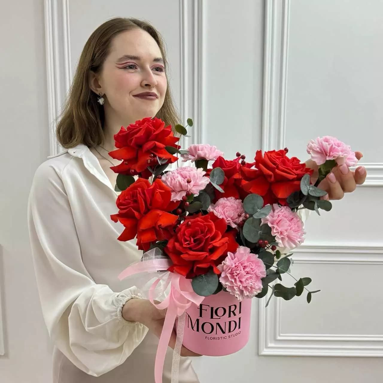 Яркие розы и нежные диантусы в шляпной коробке