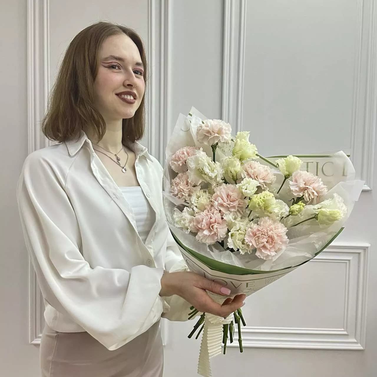 Букет из нежного лизиантуса и кружевных гвоздик