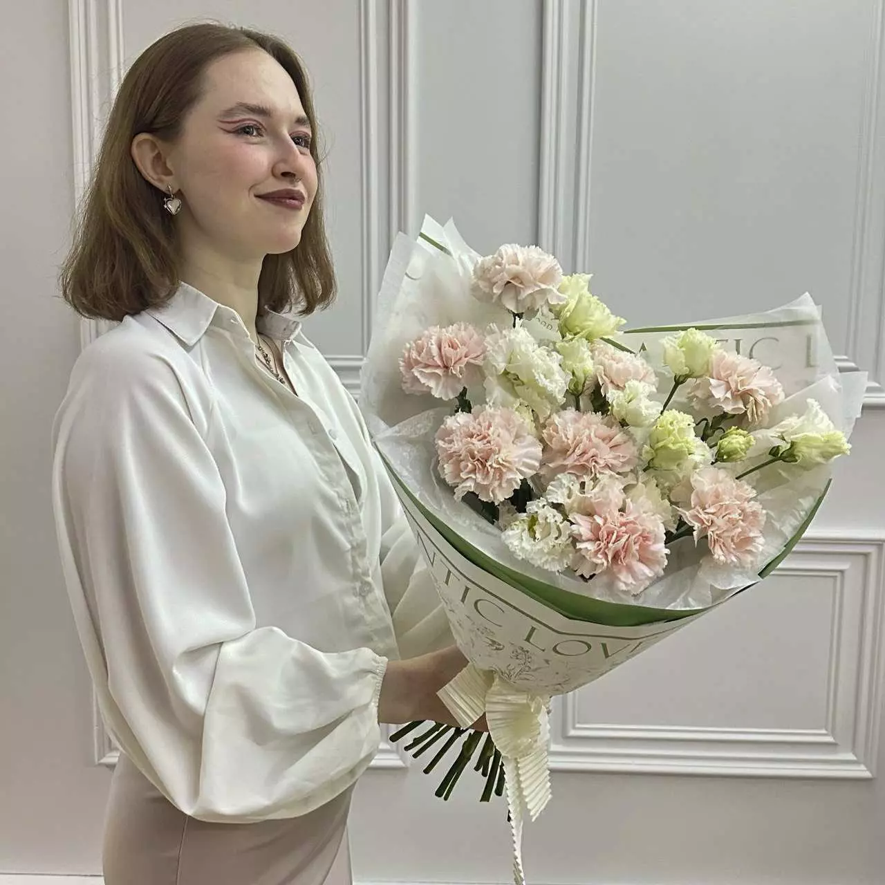 Букет из нежного лизиантуса и кружевных гвоздик