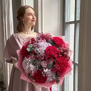 Большой классический букет с яркими французскими розами