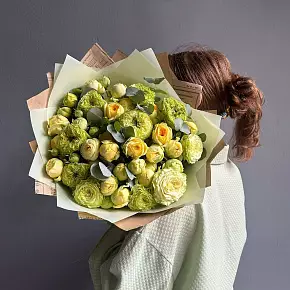 Дуо-букет из кустовых и одноголовых роз в желто-зеленых оттенках